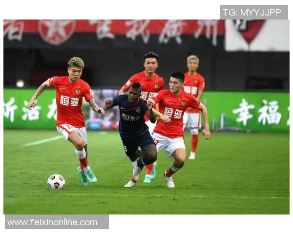 深圳足球队的默契配合分析与战术探讨助力球队提升竞技水平 深圳足球队的默契配合分析与战术探讨助力球队提升竞技水平